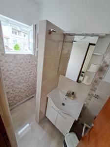 拉布的住宿－Apartman Ana，白色的浴室设有水槽和淋浴。
