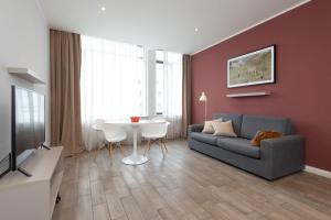 uma sala de estar com um sofá e uma mesa em Brera Serviced Apartments Munich West em Munique