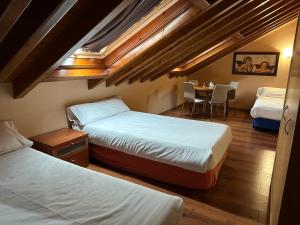 En eller flere senge i et værelse på Hotel Alda Lalín