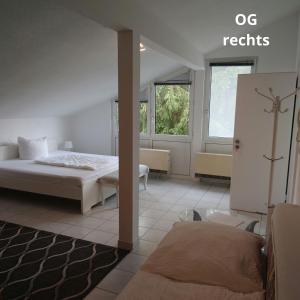 ein Hotelzimmer mit einem Bett und einem Fenster in der Unterkunft Ferienwohnungen Trapp-Mayer im ersten OG,Hunde willkommen in Bitzenhofen