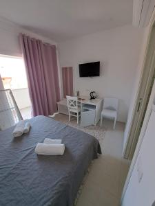 una camera da letto con un letto e due asciugamani di B&B Pepe Rosa Tropea a Tropea