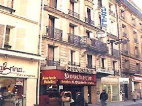 فندق أفنير في باريس: مبنى على شارع فيه ناس تمشي امامه