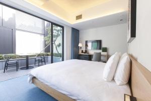 首爾的住宿－StayB酒店明洞，一间带大床的卧室和一个阳台