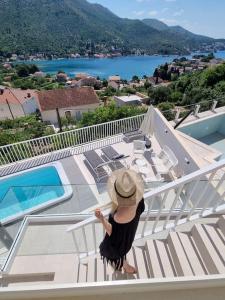 Vaade basseinile majutusasutuses Villa Ansay with heated Swim Spa pool and sea view või selle lähedal