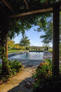 uma vista para um rio a partir de uma pérgola de madeira em Goodstone Inn & Restaurant em Middleburg