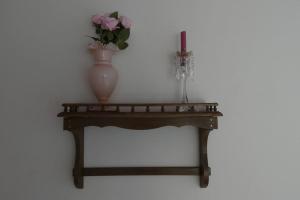 a table with a vase and a candle on it at Gîte Mémoire de cœur 14 pers in Foucherans