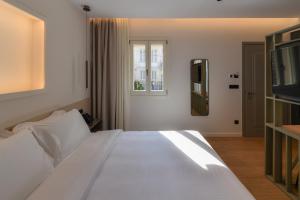 A bed or beds in a room at Zalo Urban Living Spaces