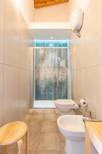 La salle de bains est pourvue de toilettes et d'un lavabo. dans l'établissement Agriturismo Casa Marmida, à Pardu Atzei