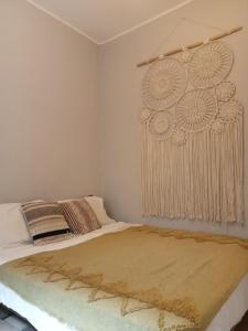 um quarto com uma cama e uma janela com uma cortina em Mango House em Milano Marittima