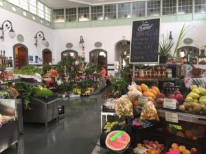 un negozio di alimentari pieno di frutta e verdura di CASA MONTAÑEZ, caserón histórico a Santa Cruz de la Palma