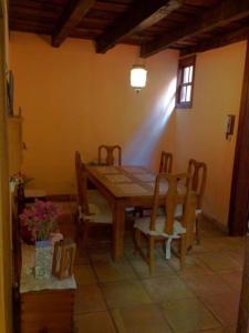 una sala da pranzo con tavolo e sedie in una stanza di CASA MONTAÑEZ, caserón histórico a Santa Cruz de la Palma