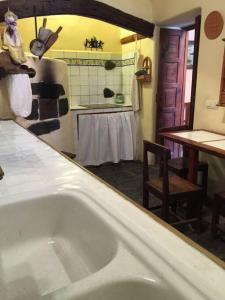 una vasca da bagno in una cucina con tavolo di CASA MONTAÑEZ, caserón histórico a Santa Cruz de la Palma