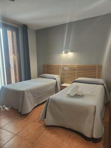 a hotel room with two beds in a room at Hotel Acebo Plaza Mayor in Jaca