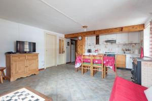 Kuchyň nebo kuchyňský kout v ubytování Maison Perron CIR- VDA-LATHUILE-N0062
