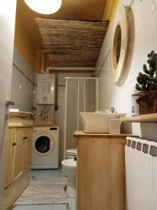 La salle de bains est pourvue d'un lavabo et d'un lave-linge. dans l'établissement Mango House, à Milano Marittima