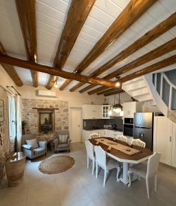 uma cozinha com mesa e cadeiras num quarto em Stone Villa em Pythagoreio