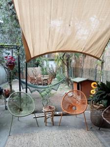 een groep stoelen en een hangmat in de achtertuin bij Mango House in Milano Marittima