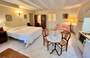 ニースにあるRésidence La Villa Léonieのベッドルーム1室(ベッド1台、テーブル、椅子付)