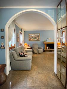 an archway in a living room with a couch at Casa Micca - Cielo Terra in San Benedetto del Tronto