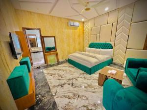 The Signature Hotel Multan في ملتان: غرفة معيشة مع أريكة وكرسيين