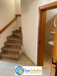 uma escada num quarto com uma escada com uma escada em CasaSalentina - Lido Conchiglie em Lido Conchiglia