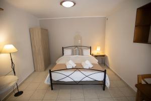 1 dormitorio con 1 cama con 2 almohadas en Syros Moments, en Ermoupoli