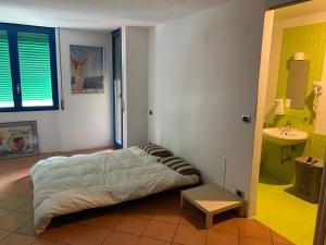 1 dormitorio con 1 cama y lavamanos. en Rapallo Minimal House, en Rapallo