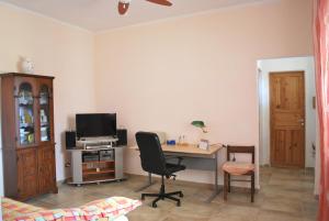 Μια τηλεόραση ή/και κέντρο ψυχαγωγίας στο Charming house in Locorotondo, enclosed garden