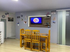 Chalé Temporada Porto dos Lençóis - Lençóis Maranhenses的电视和/或娱乐中心