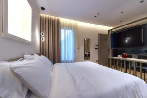A bed or beds in a room at Zalo Urban Living Spaces