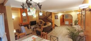 ein Wohnzimmer mit einer Treppe und einem Wohnzimmer in der Unterkunft La casita de Chefy (Ajo) Nuevo chalet vacacional in Ajo