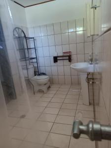 een badkamer met een toilet en een wastafel bij House Manantial de Vida in Nandayure