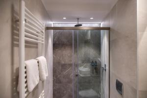 um chuveiro com uma porta de vidro na casa de banho em Zalo Urban Living Spaces em Ioannina
