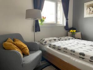 A bed or beds in a room at "Ferienhaus am Mondsee" mit direktem Schafbergblick im Salzkammergut bei Salzburg