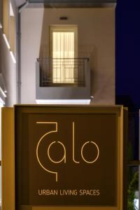 una señal frente a un edificio con microondas en Zalo Urban Living Spaces, en Ioannina