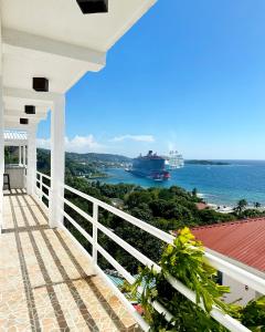 un balcón de una casa con vistas al océano en Ocean View Hotel and Restaurant, en Roatan