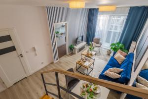 widok z góry na salon z niebieską kanapą w obiekcie Apartment Dąbrowskiego by The Railway Station Wroclaw we Wrocławiu