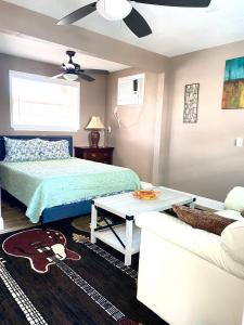 Katil atau katil-katil dalam bilik di Beautiful Waterfront Home Less Than 7 mins to Beaches