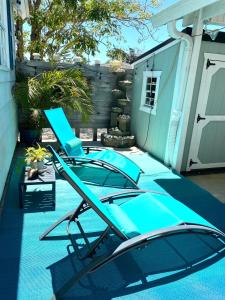 una piscina con alfombras azules en un patio en Beautiful Waterfront Home Less Than 7 mins to Beaches, en Englewood