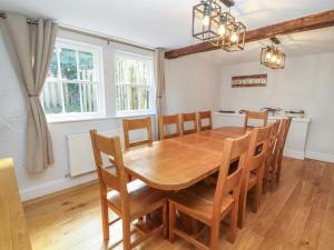 ein Esszimmer mit einem Holztisch und Stühlen in der Unterkunft The Dower House in Keswick