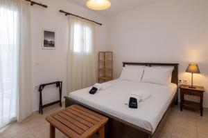 - une chambre avec un grand lit et 2 appareils électroniques dans l'établissement White Holidays Project Ag. Sostis, à Agios Sostis