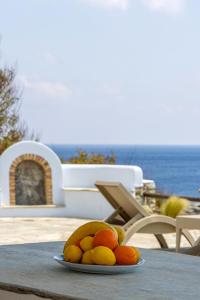 een fruitschaal bovenop een tafel bij White Holidays Project Ag. Sostis in Agios Sostis