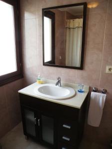 y baño con lavabo y espejo. en Apartamento Rural Elizondo, en Elizondo