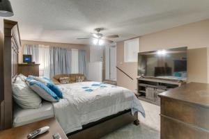 1 dormitorio con 1 cama y TV de pantalla plana en Cozy Georgia Vacation Rental with Backyard and BBQ en Waycross