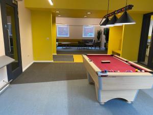 um quarto com uma mesa de bilhar no meio em Modern City Living Studios and Apartments at Broadgate Park in Nottingham em Nottingham