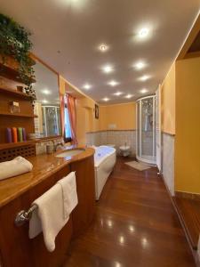 uma casa de banho com uma banheira, um WC e um lavatório. em Janua Major em Cernobbio