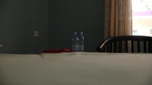 due bottiglie d'acqua sedute sopra un tavolo di Cemara Guest House Syariah Kertajati 