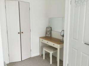 a dressing room with a desk and a mirror at Tuscany Lodge in Merston
