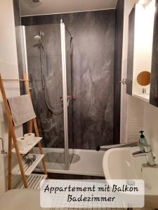 un baño con ducha y lavabo en 3 x Ferien- & Monteurwohnungen Koenen nah am Westfield Centro, en Oberhausen 53 fotos más