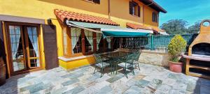 a patio with a table and chairs in front of a building at La casita de Chefy (Ajo) Nuevo chalet vacacional in Ajo